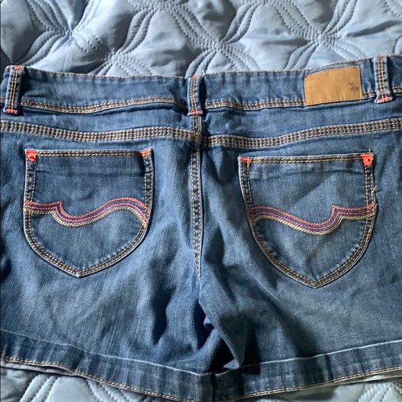 Shorts - Picture 4 of 4